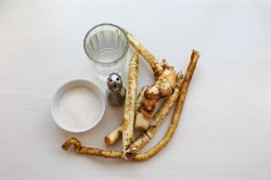 Домашний хрен столовый тертый натуральный - шаг 1