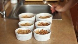 Десерт Яблочный крамбл - шаг 7