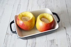 Запеченные яблоки с корицей в духовке - шаг 4