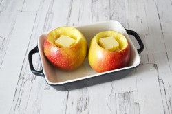 Запеченные яблоки с корицей в духовке - шаг 5