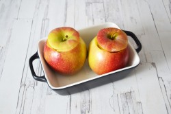 Запеченные яблоки с корицей в духовке - шаг 6