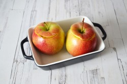 Запеченные яблоки с корицей в духовке - шаг 7