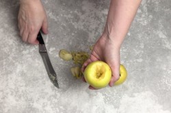 Запеченные яблоки с медом и корицей - шаг 2