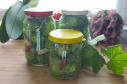 Соленые зеленые помидоры на зиму в банках - шаг 11