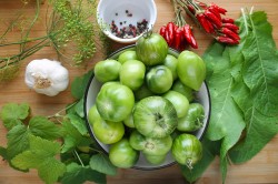 Соленые зеленые помидоры на зиму в банках - шаг 1