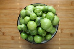 Соленые зеленые помидоры на зиму в банках - шаг 2