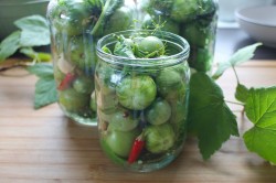 Соленые зеленые помидоры на зиму в банках - шаг 8