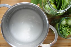 Соленые зеленые помидоры на зиму в банках - шаг 9