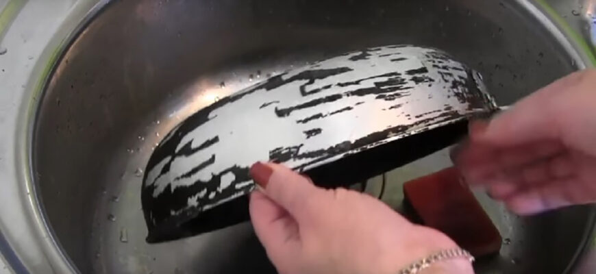 Удалить нагар на сковородке из керамики или алюминия