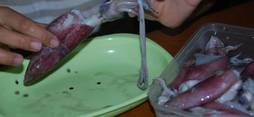 Как почистить кальмары?