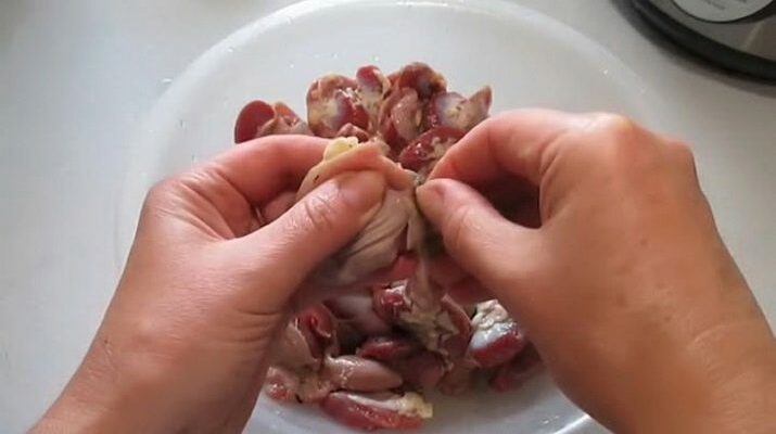 Как чистить куриные желудки?