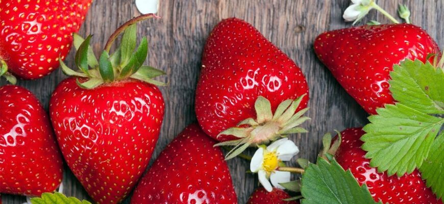 Как быстро почистить клубнику?