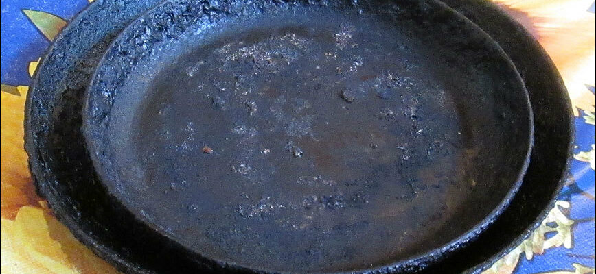 Удалить нагар на чугунной сковородке