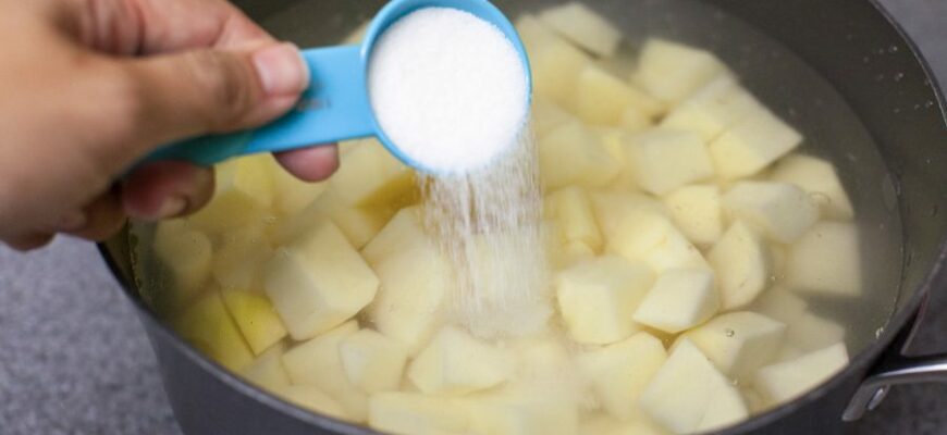 Когда солить картошку при варке
