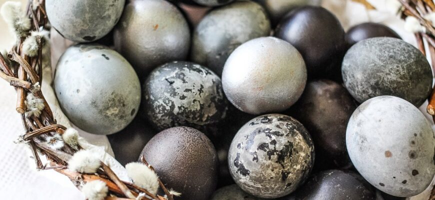 Как красить яйца чаем каркадэ?