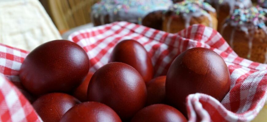 Как красить яйца луковой шелухой?