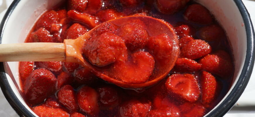 Как приготовить варенье из клубники без варки?