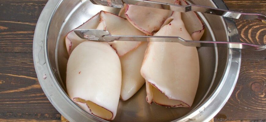 Когда солить кальмары при варке?