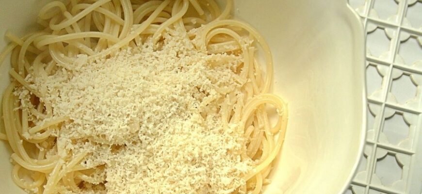 Каким сыром посыпать макароны