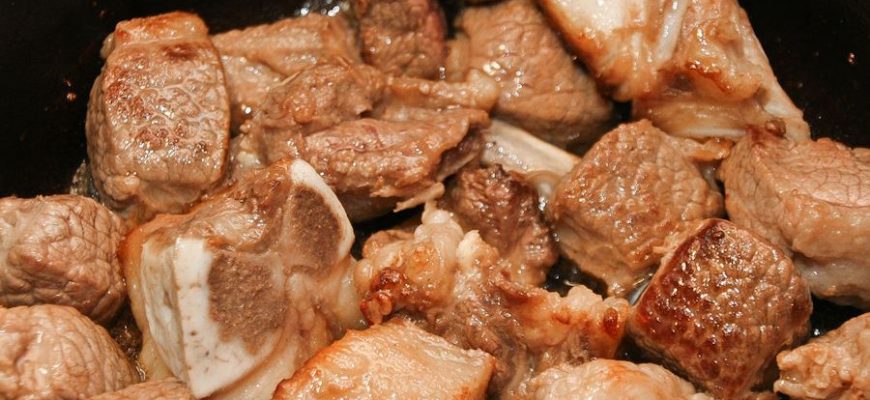 Надо ли обжаривать мясо для борща