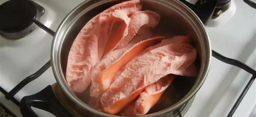 Почему сардельки лопаются при варке?