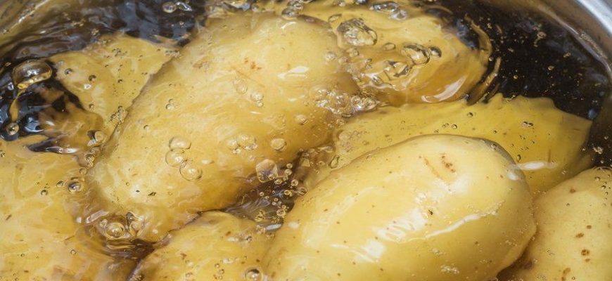 Что добавить в картошку при варке?