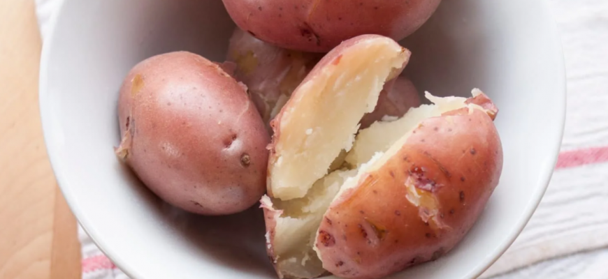 Почему картошка разваливается при варке?