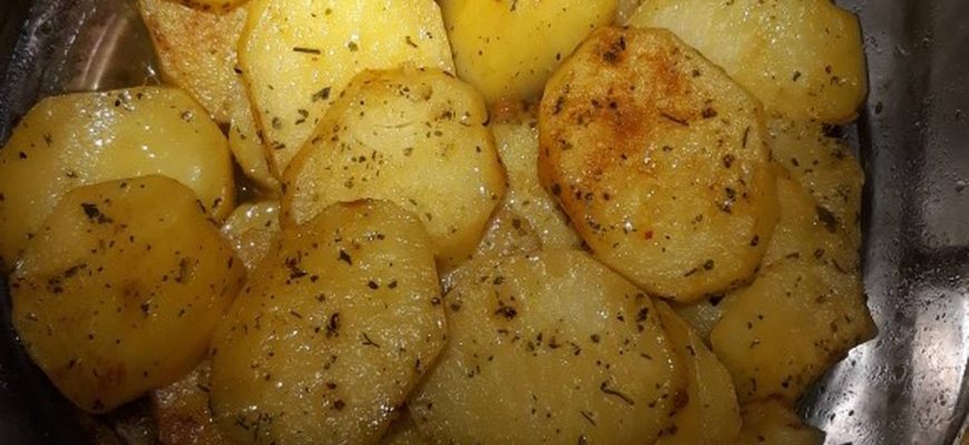 Как быстро запечь картошку в микроволновке