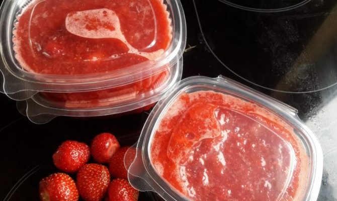 Как заморозить варенье из клубники