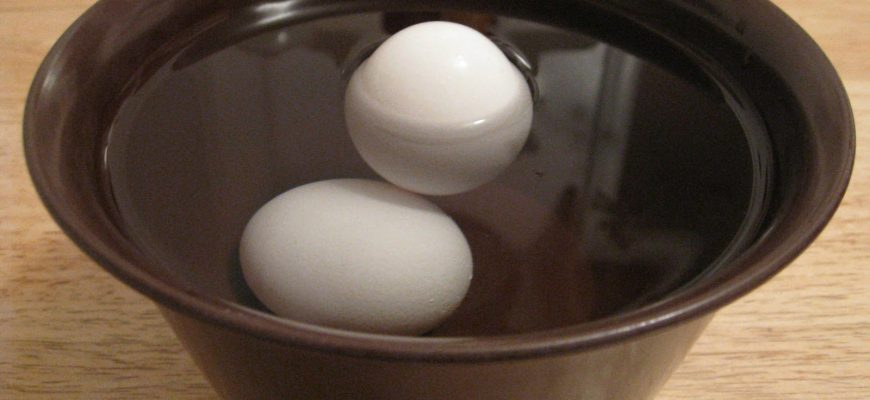 Почему яйцо при варке всплыло?