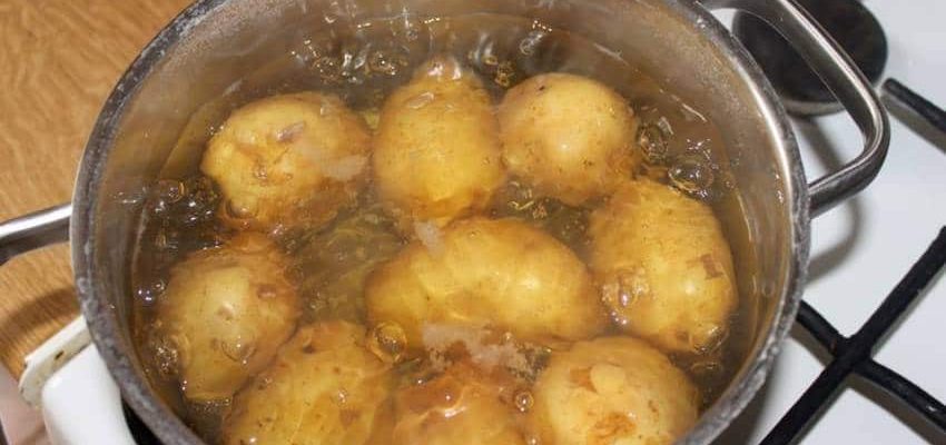В какую воду класть картошку при варке?
